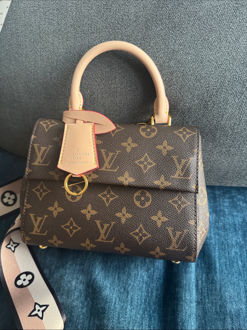 Mini brown handbag.
7.9inches